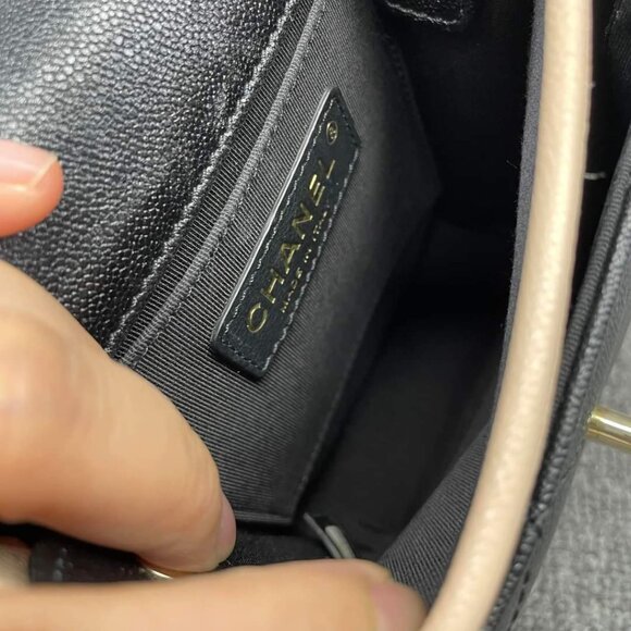 100% Authentic CHANEL Leather Shoulder Bag - Picture 13 of 15